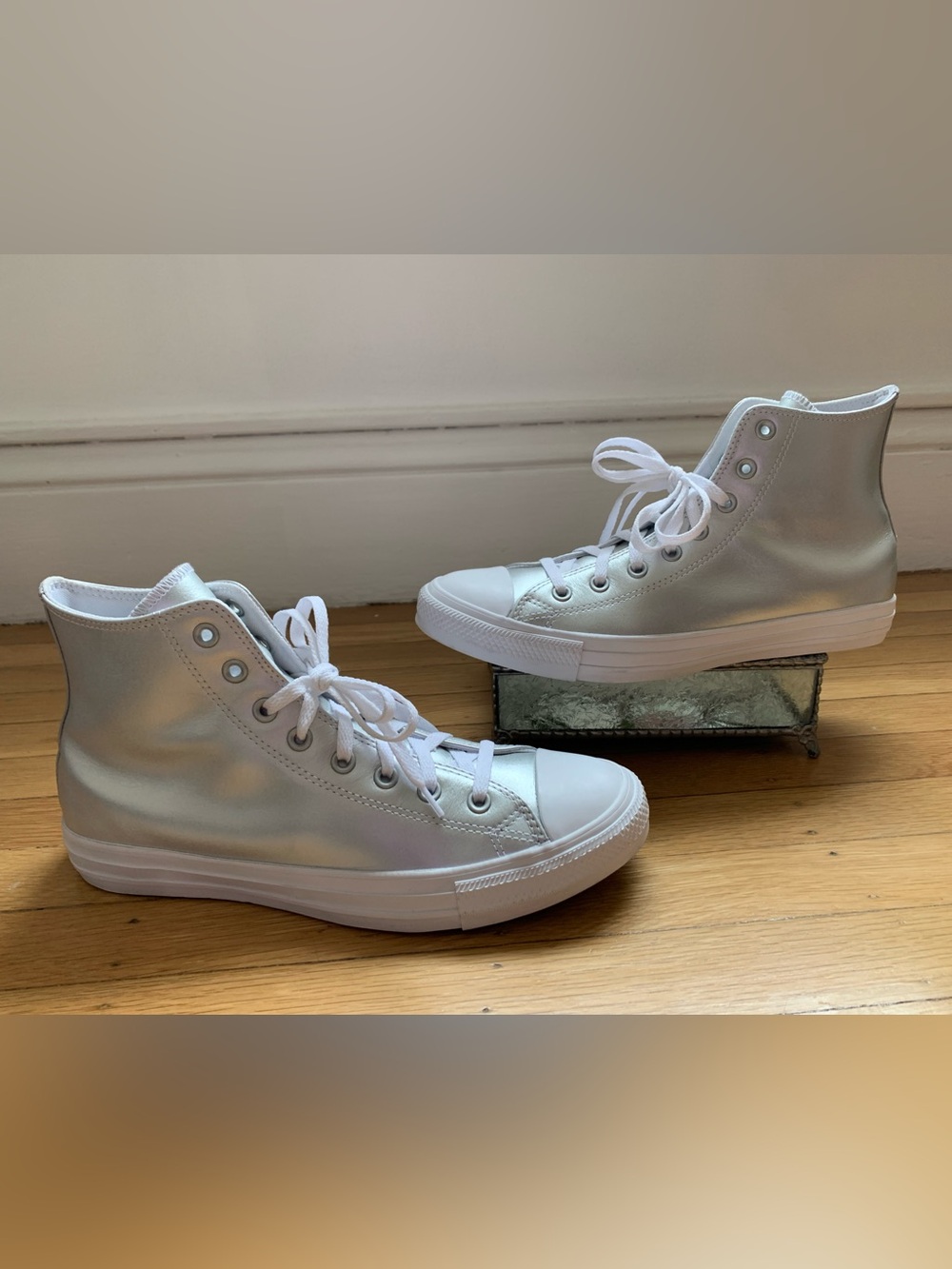 CONVERSE ALL STAR SILVER LEATHER HI-TOP SNEAKERS Size Men’s-10.5 Women’s-12.5